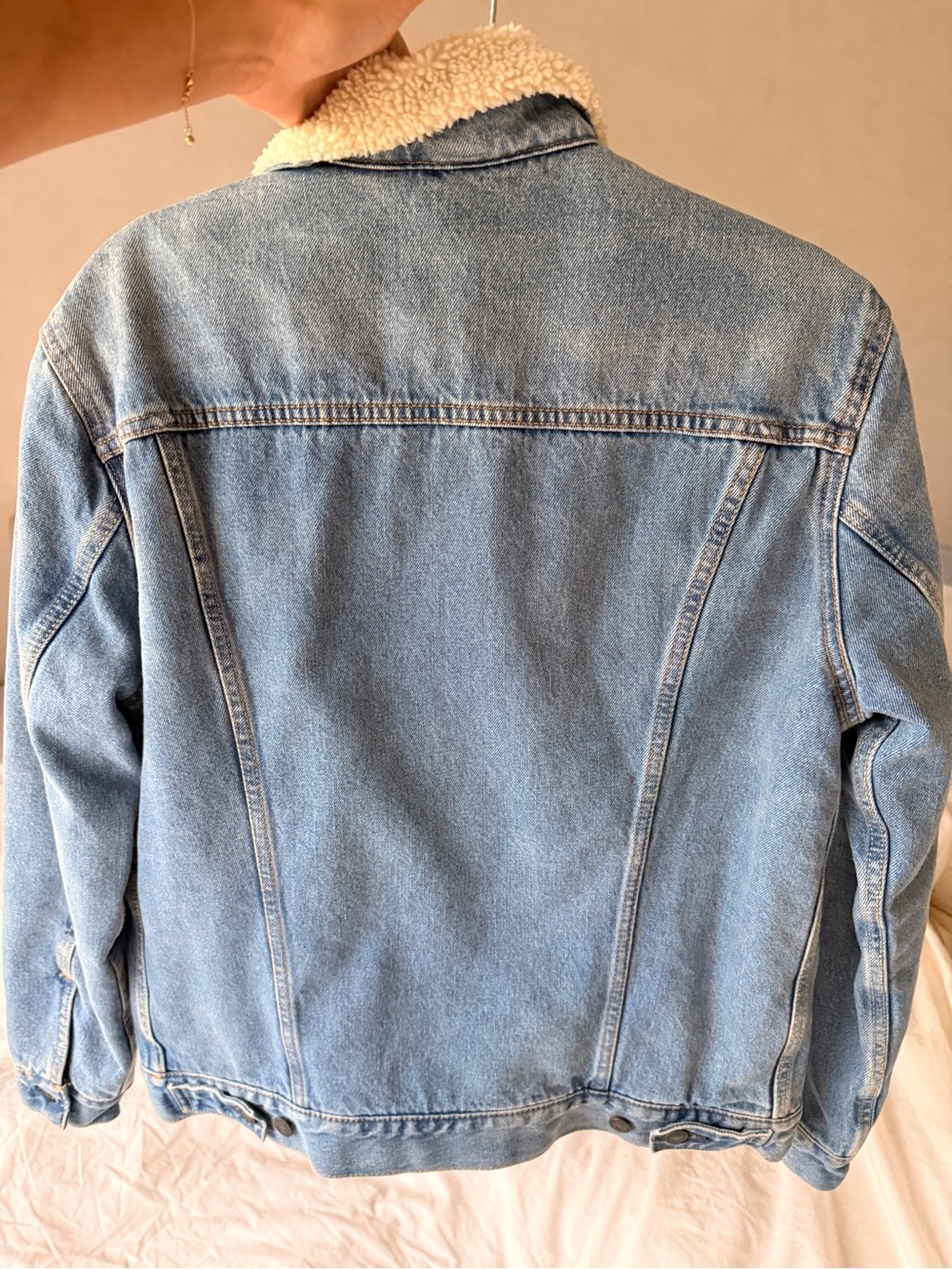 Levi's Light Blue Denim Jacket with Cream Sherpa Collar - Picture 4 of 4